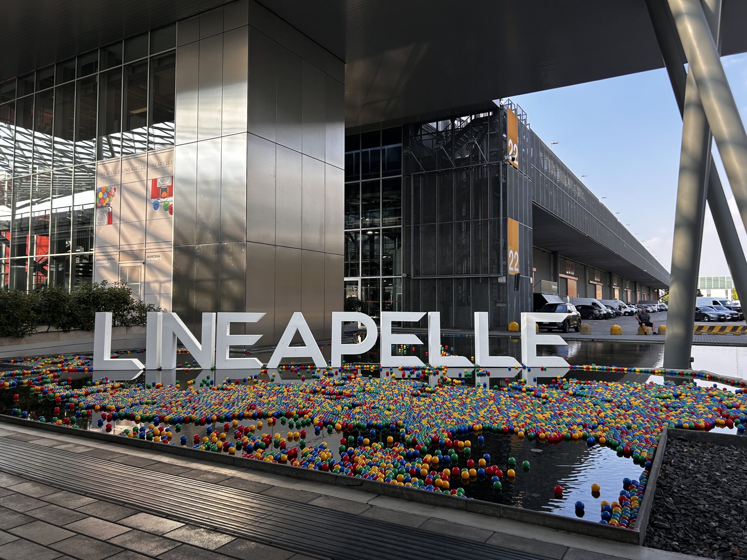 Lineapelle Schriftzug auf dem Messegelände in Mailand