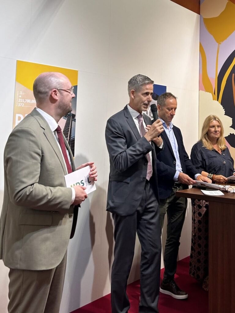 Pressekonferenz des HDS/L Bundesverbands der Schuh- und Lederwarenindustrie im Deutschen Pavillon der MICAM. Unter Moderation von Dr. Claudia Schulz gemeinsam mit Torben Schütz, Geschäftsführer des HDSL, Paolo Borghini, Geschäftsführer der MICAM sowie der seit August 2026 im Mailand amtierende deutsche Generalkonsul Dirk Augustin.